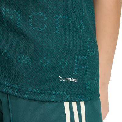 Grünes Shirt mit dunklem Muster und ClimaCool-Logo. Grünes Shirt mit dunklem Muster und ClimaCool-Logo.