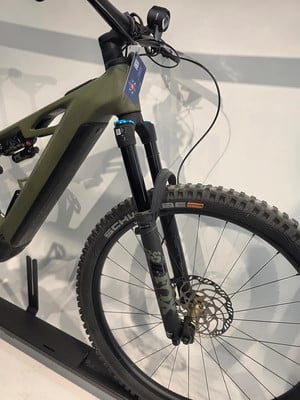 Grünes Mountain-E-Bike mit Federung und Scheibenbremsen. Grünes Mountain-E-Bike mit Federung und Scheibenbremsen.
