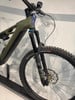 Grünes Mountain-E-Bike mit Federung und Scheibenbremsen.