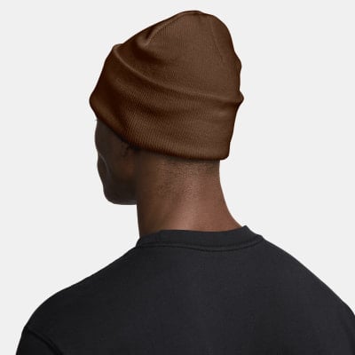 Mann mit brauner Mütze auf dem Kopf und schwarzem T-Shirt. Mann mit brauner Mütze auf dem Kopf und schwarzem T-Shirt.