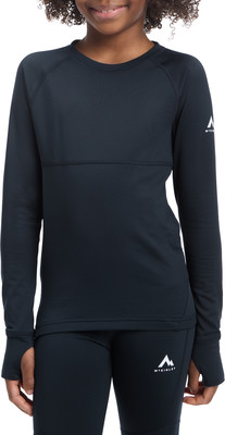 Mädchen in einem dunkelblauen Langarmshirt mit Daumenöffnungen. Mädchen in einem dunkelblauen Langarmshirt mit Daumenöffnungen.