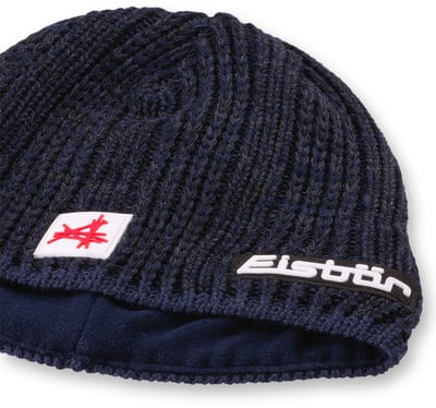 Dunkelblaue Strickmütze mit weißem Aufnäher und Eisbär-Logo. Dunkelblaue Strickmütze mit weißem Aufnäher und Eisbär-Logo.