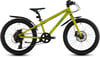 Grünes Kinderfahrrad mit Schutzblechen und Scheibenbremsen.