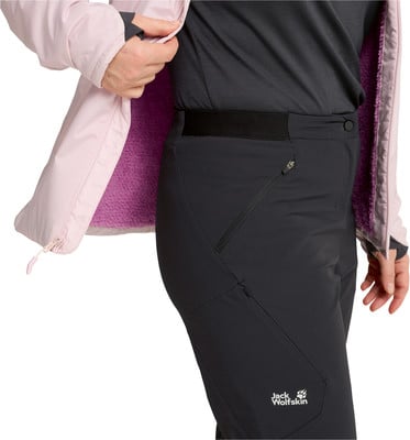 Detail einer Damen-Hose in Schwarz und einer rosa Jacke mit lila Futter. Detail einer Damen-Hose in Schwarz und einer rosa Jacke mit lila Futter.