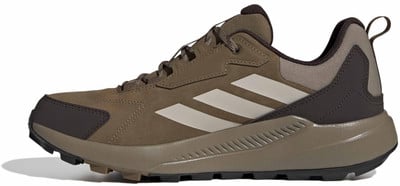 Hnědá pánská outdoorová obuv Adidas s béžovými pruhy a tmavou podrážkou. Hnědá pánská outdoorová obuv Adidas s béžovými pruhy a tmavou podrážkou.
