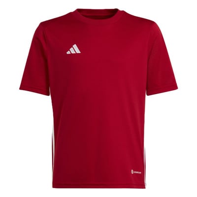 Rotes Adidas T-Shirt mit weißem Logo und Streifen an den Seiten. Rotes Adidas T-Shirt mit weißem Logo und Streifen an den Seiten.