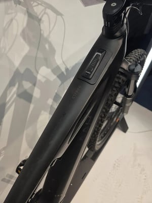 Schwarzer E-Bike-Rahmen mit Display und Bosch-Logo. Schwarzer E-Bike-Rahmen mit Display und Bosch-Logo.