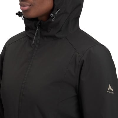 Detail einer Damen-schwarzen Jacke mit Kapuze und Reißverschluss. Detail einer Damen-schwarzen Jacke mit Kapuze und Reißverschluss.