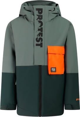 Grüne Jacke mit orangefarbener Tasche und schwarzem Protest-Schriftzug. Grüne Jacke mit orangefarbener Tasche und schwarzem Protest-Schriftzug.