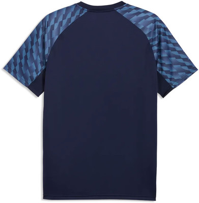 Dunkelblaues T-Shirt mit kurzen Ärmeln und blauem Muster auf den Ärmeln. Dunkelblaues T-Shirt mit kurzen Ärmeln und blauem Muster auf den Ärmeln.