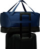 Eine blaue Reisetasche mit Trägern auf einem schwarzen Koffer.