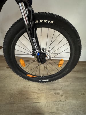 Vorderrad eines Mountainbikes mit breitem Maxxis-Reifen und Federgabel. Vorderrad eines Mountainbikes mit breitem Maxxis-Reifen und Federgabel.