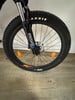 Vorderrad eines Mountainbikes mit breitem Maxxis-Reifen und Federgabel.