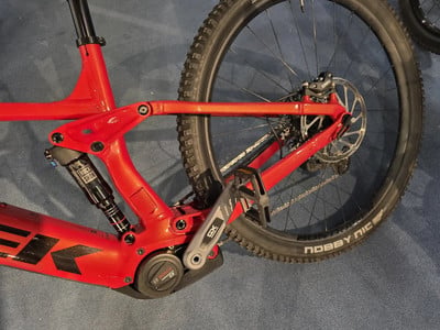 Ein rotes Mountainbike mit Federung und BOSCH Antrieb. Ein rotes Mountainbike mit Federung und BOSCH Antrieb.