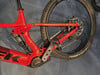Ein rotes Mountainbike mit Federung und BOSCH Antrieb.