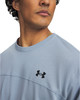 Mann in blauem T-Shirt mit Under Armour Logo auf der Brust.