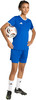 Eine Fußballspielerin in blauem Trikot und Shorts hält einen Fußball.