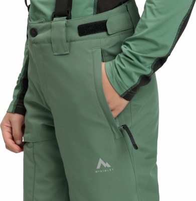 Detail von Kindern in grüner Skihose mit Eingrifftasche. Detail von Kindern in grüner Skihose mit Eingrifftasche.