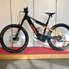 Schwarzes KTM E-Bike mit orangefarbenen Akzenten auf rotem Teppich.