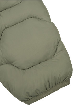 Detail einer gesteppten Daunenjacke in Khaki mit Logo.
