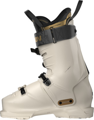 Ein beiger Skischuh für Herren mit schwarzen Schnallen und goldenen Akzenten.