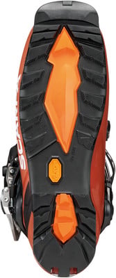 Ansicht der Sohle eines Skischuhs mit orange-schwarzem Muster. Ansicht der Sohle eines Skischuhs mit orange-schwarzem Muster.