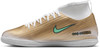 Goldener Nike Fußballschuh mit weißem Kragen und grünem Logo, Fersen-Details.