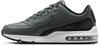 Dunkelgrüner Herrenschuh von Nike Air Max mit schwarzen Details und weißer Sohle.