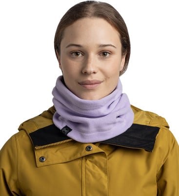 Frau in gelber Jacke mit lila Schlauchschal und Buff-Logo. Frau in gelber Jacke mit lila Schlauchschal und Buff-Logo.