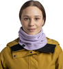 Frau in gelber Jacke mit lila Schlauchschal und Buff-Logo.