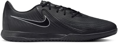 Fekete Nike férfi teremcipő logóval az oldalán és fűzéssel. Fekete Nike férfi teremcipő logóval az oldalán és fűzéssel.