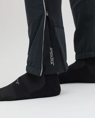 Detail nohavic s logem SININI a zipem u kotníku.