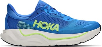 Blauer Hoka Laufschuh mit markantem Logo und Dämpfung.