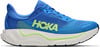 Blauer Hoka Laufschuh mit markantem Logo und Dämpfung.