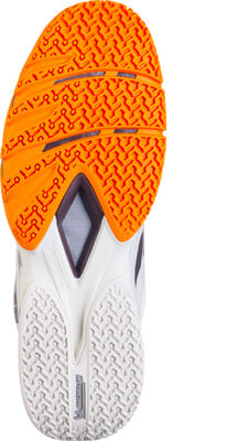 Orange Tennisschuhsohle mit weißer Mitte und Muster. Orange Tennisschuhsohle mit weißer Mitte und Muster.