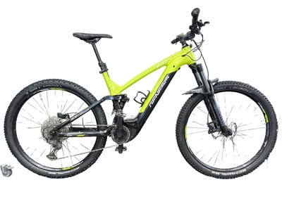 Grünes E-Mountainbike mit Federung und breiten Reifen auf weißem Hintergrund. Grünes E-Mountainbike mit Federung und breiten Reifen auf weißem Hintergrund.