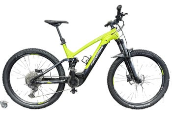 Grünes E-Mountainbike mit Federung und breiten Reifen auf weißem Hintergrund.