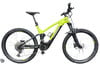 Grünes E-Mountainbike mit Federung und breiten Reifen auf weißem Hintergrund.
