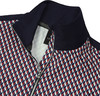 Detail einer Jacke mit geometrischem Muster in Dunkelblau, Weiß und Rot.