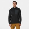Ein Mann in einem schwarzen Pullover mit kurzem Reißverschluss und Brusttasche.