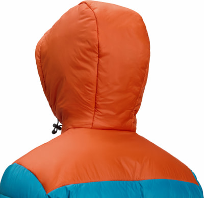 Rückansicht einer orangefarbenen Kapuze einer Daunenjacke mit blauem unteren Teil. Rückansicht einer orangefarbenen Kapuze einer Daunenjacke mit blauem unteren Teil.
