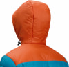 Rückansicht einer orangefarbenen Kapuze einer Daunenjacke mit blauem unteren Teil.