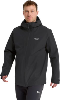 Ein Mann in einer schwarzen Kapuzenjacke mit Jack Wolfskin-Logo. Ein Mann in einer schwarzen Kapuzenjacke mit Jack Wolfskin-Logo.