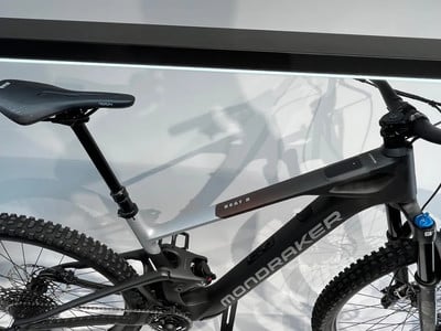 Detail eines Mondraker Mountainbikes mit Dämpfer und Sattel. Detail eines Mondraker Mountainbikes mit Dämpfer und Sattel.