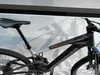 Detail eines Mondraker Mountainbikes mit Dämpfer und Sattel.
