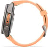 Uhr mit orangefarbenem Armband und Metallgehäuse.