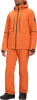 Ein Mann in einem orangefarbenen Skianzug mit schwarzen Akzenten.