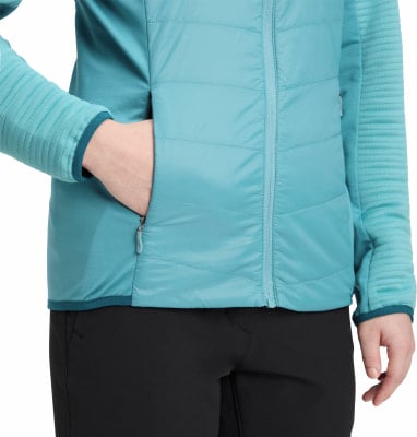 Detail einer Jacke mit gesteppter Weste und Fleeceärmeln. Detail einer Jacke mit gesteppter Weste und Fleeceärmeln.