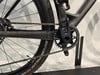 Detail der Kette und des Kurbelsatzes an einem Mountainbike.