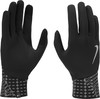 Schwarze Nike-Handschuhe mit weißem Muster und Logo am Handgelenk.